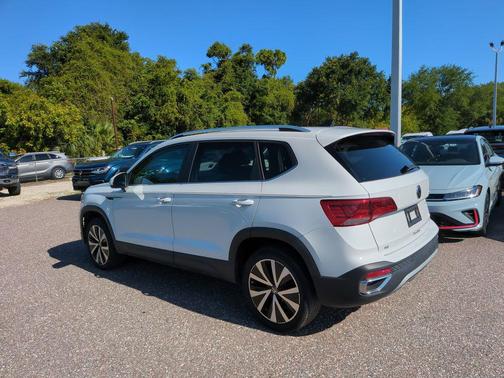 Pure White 2023 Volkswagen Taos 1.5T SE