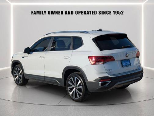 Pure White 2023 Volkswagen Taos 1.5T SE