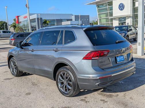 Platinum Gray Metallic 2023 Volkswagen Tiguan 2.0T SE
