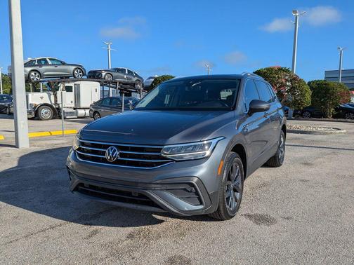 Platinum Gray Metallic 2023 Volkswagen Tiguan 2.0T SE