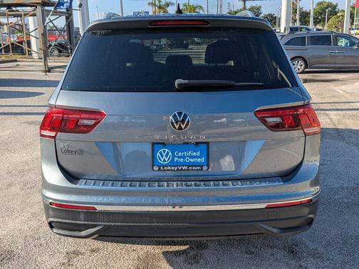 Platinum Gray Metallic 2023 Volkswagen Tiguan 2.0T SE