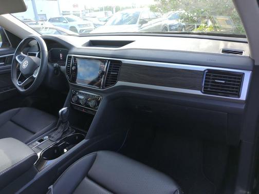 Deep Black 2023 Volkswagen Atlas 2.0T SE w/Technology