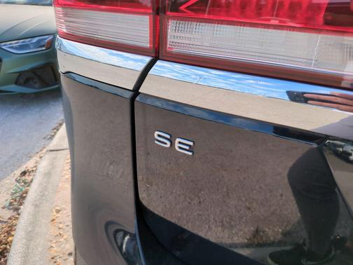 Deep Black 2023 Volkswagen Atlas 2.0T SE w/Technology