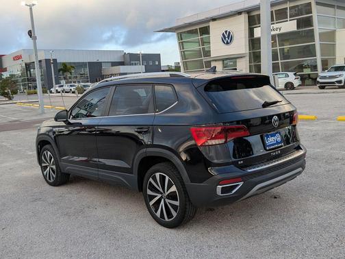 Deep Black 2023 Volkswagen Taos 1.5T SE