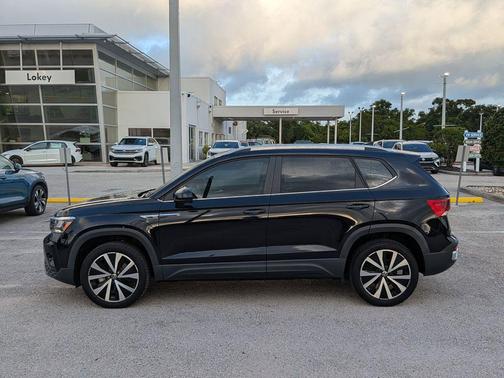 Deep Black 2023 Volkswagen Taos 1.5T SE