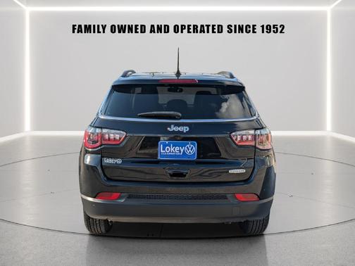 Diamond Black Crystal Pearlcoat 2022 Jeep Compass Latitude