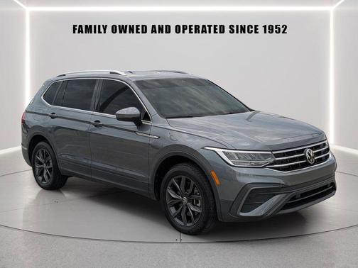Platinum Gray Metallic 2024 Volkswagen Tiguan 2.0T SE