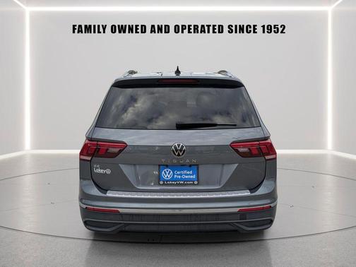 Platinum Gray Metallic 2024 Volkswagen Tiguan 2.0T SE