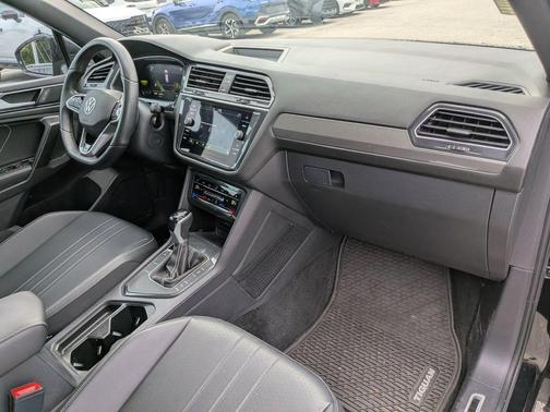 Deep Black Pearl 2023 Volkswagen Tiguan 2.0T SE R-Line Black