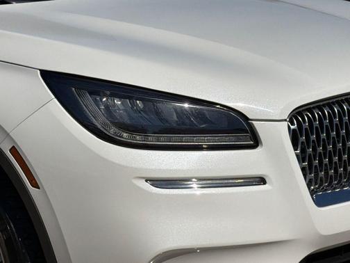 White Metallic 2022 Lincoln Corsair Standard