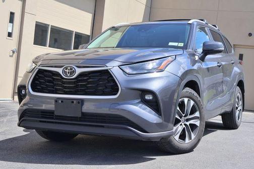 Magnetic Gray Metallic 2023 Toyota Highlander XLE