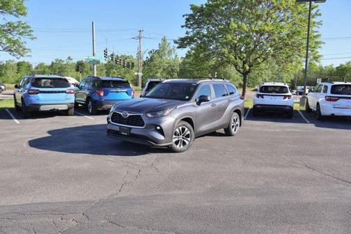 Magnetic Gray Metallic 2023 Toyota Highlander XLE