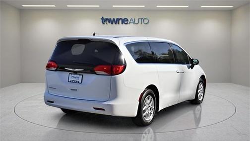 2024 Chrysler Voyager LX
