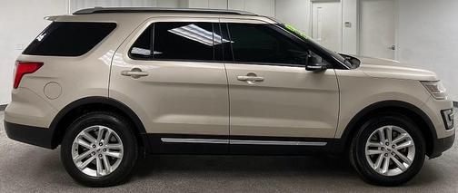 White Gold Metallic 2017 Ford Explorer XLT