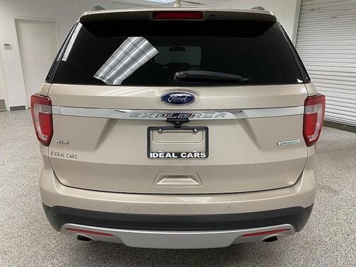 White Gold Metallic 2017 Ford Explorer XLT