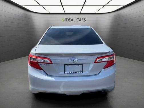 Classic Silver Metallic 2014 Toyota Camry SE