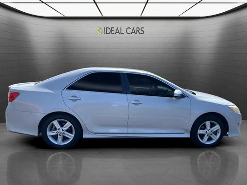Classic Silver Metallic 2014 Toyota Camry SE