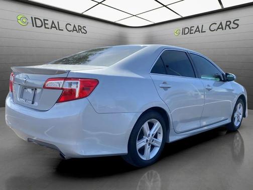 Classic Silver Metallic 2014 Toyota Camry SE