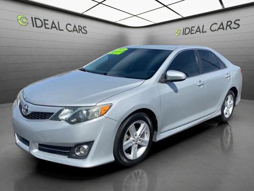 Classic Silver Metallic 2014 Toyota Camry SE