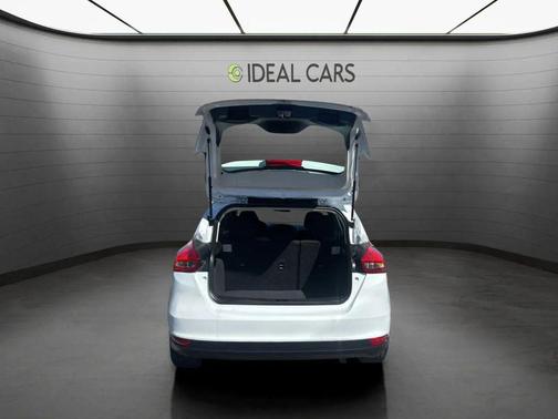 White Platinum Metallic Tri-Coat 2018 Ford Focus SE