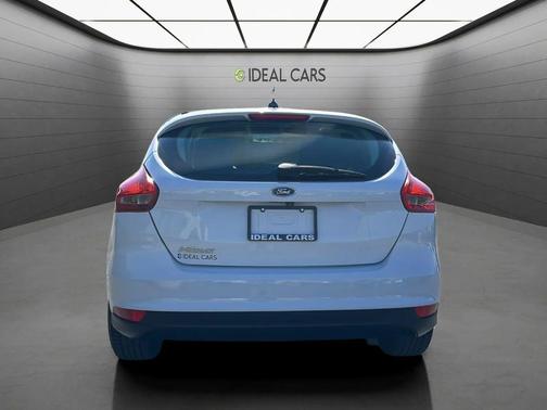 White Platinum Metallic Tri-Coat 2018 Ford Focus SE