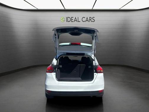 White Platinum Metallic Tri-Coat 2018 Ford Focus SE