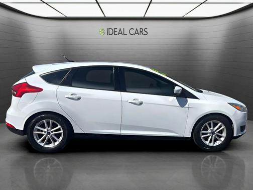 White Platinum Metallic Tri-Coat 2018 Ford Focus SE
