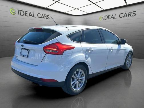 White Platinum Metallic Tri-Coat 2018 Ford Focus SE