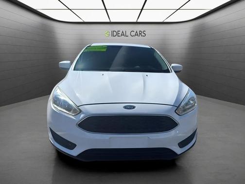 White Platinum Metallic Tri-Coat 2018 Ford Focus SE