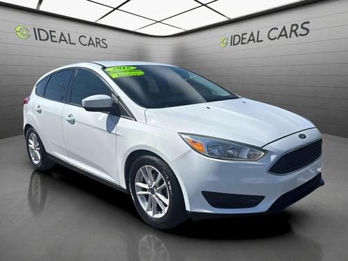 White Platinum Metallic Tri-Coat 2018 Ford Focus SE