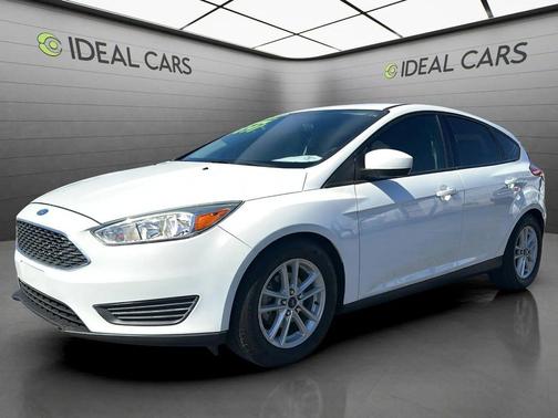 White Platinum Metallic Tri-Coat 2018 Ford Focus SE