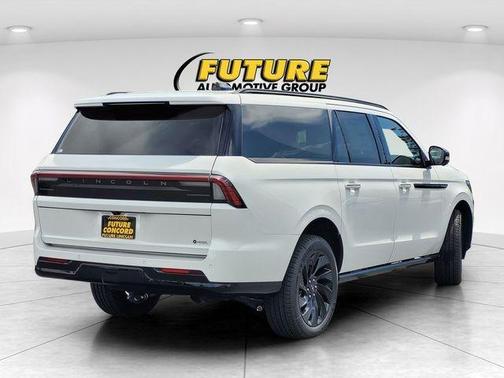 Pristine White Metallic Tri-Coat 2026 Lincoln Navigator Reserve