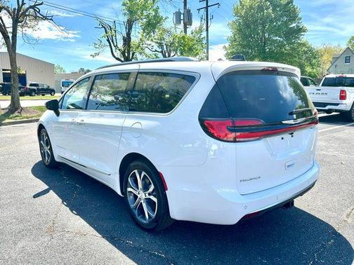 Bright White Clearcoat 2026 Chrysler Pacifica L