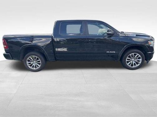 Diamond Black Crystal Pearlcoat 2022 RAM 1500 Laramie