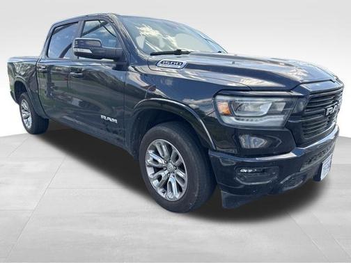 Diamond Black Crystal Pearlcoat 2022 RAM 1500 Laramie