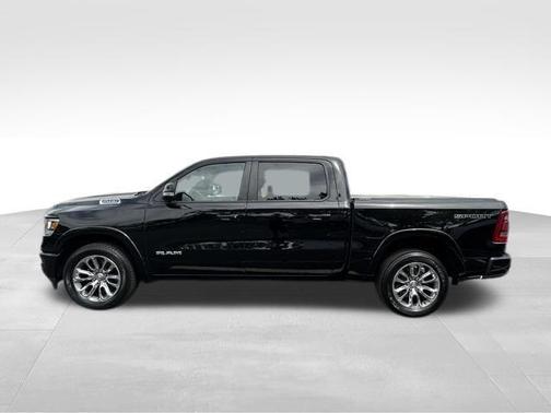 Diamond Black Crystal Pearlcoat 2022 RAM 1500 Laramie