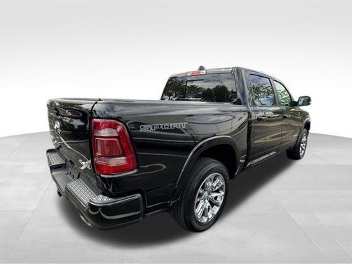 Diamond Black Crystal Pearlcoat 2022 RAM 1500 Laramie