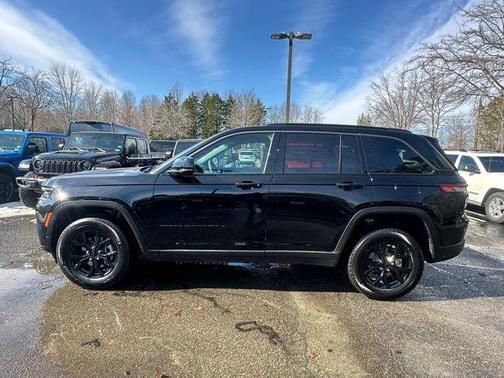 Diamond Black Crystal Pearlcoat 2026 Jeep Grand Cherokee Altitude