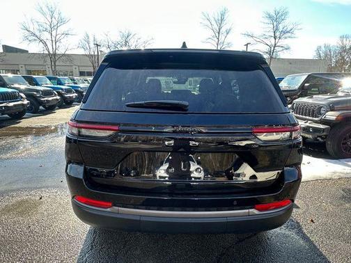 Diamond Black Crystal Pearlcoat 2026 Jeep Grand Cherokee Altitude