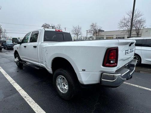 Bright White Clearcoat 2026 RAM 3500 Tradesman Crew Cab 4x4 8' Box