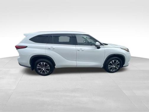 Wind Chill Pearl 2022 Toyota Highlander XLE