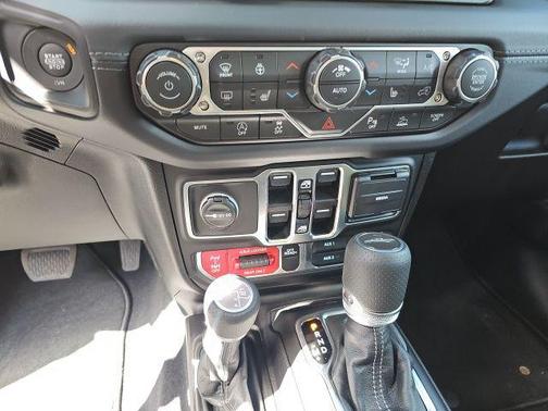 Bright White Clearcoat 2026 Jeep Gladiator Mojave X 4x4