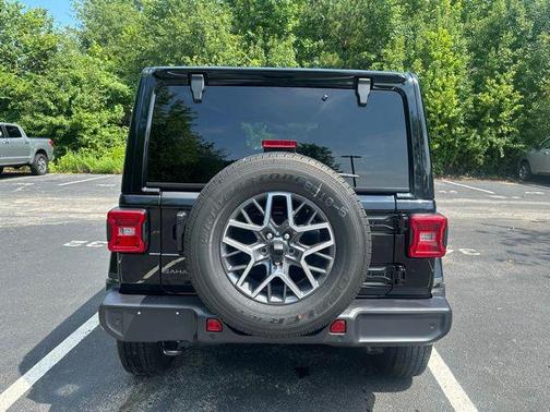 2025 Jeep Wrangler 4-Door Sahara 4x4