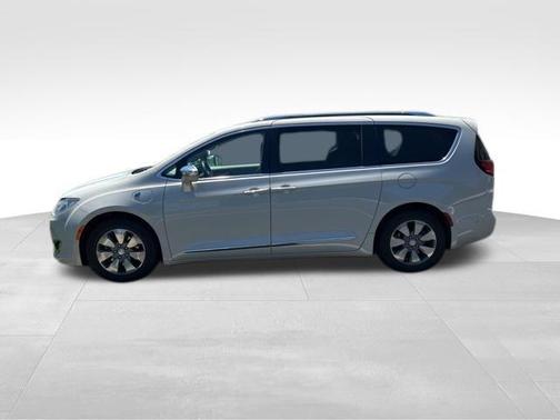 Luxury White Pearlcoat 2020 Chrysler Pacifica Hybrid Limited