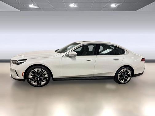 White 2025 BMW 540 xDrive