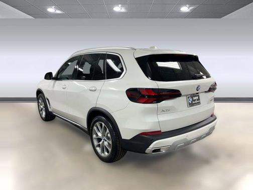 Mineral White Metallic 2026 BMW X5 sDrive40i