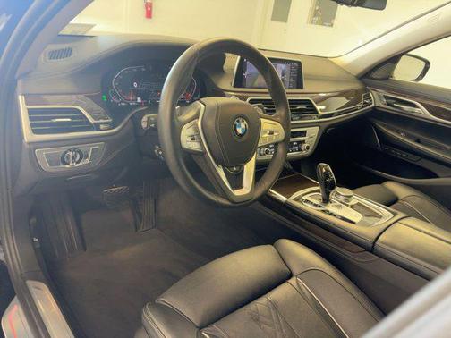 2022 BMW 740 i xDrive