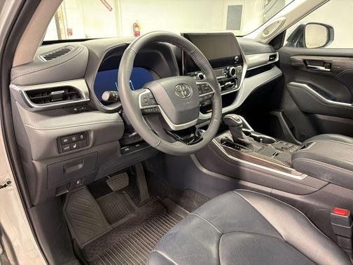 Celestial Silver Metallic 2024 Toyota Highlander Platinum