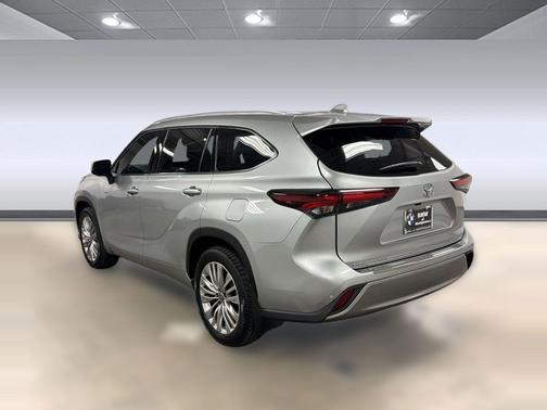 Celestial Silver Metallic 2024 Toyota Highlander Platinum