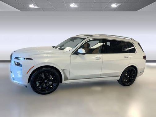 Mineral White Metallic 2026 BMW X7 xDrive40i